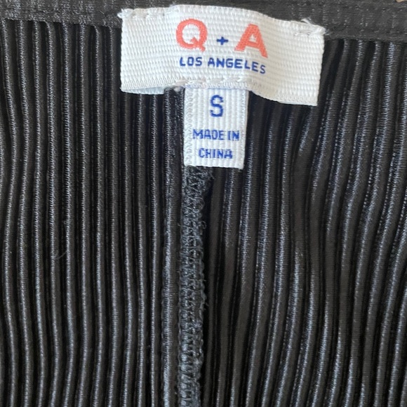 Macy’s Black Wrap Crinkle Blouse Size Small - Picture 5 of 5